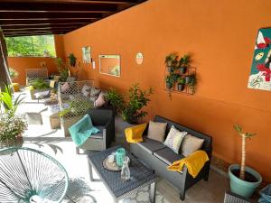ムラダー・ボレスラフにあるPenzion Villa Amélieの屋外パティオ(ソファ、テーブル、植物付)