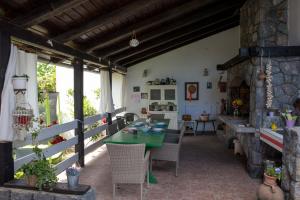 une salle à manger avec une table et des chaises vertes dans l'établissement Country House Vrbovčanka, à Daruvar