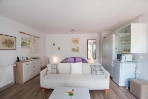 a living room with a couch and a kitchen at Country House Vrbovčanka in Daruvar