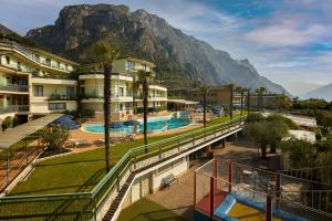 - une vue sur un complexe avec une montagne en arrière-plan dans l'établissement Hotel Royal Village, à Limone sul Garda