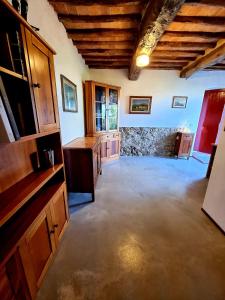 eine große Küche mit Holzschränken und einer Steinwand in der Unterkunft Casa L Oliveta in Montemagno
