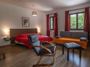 1 dormitorio con 1 cama, 1 silla y 1 sofá en B&B Green Serenity Plitvice Lakes, en Lagos de Plitvice