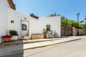 una bicicleta estacionada en un lado de una casa blanca en Apartamento rústico reformado con encanto (Garraf), en Sant Pere de Ribes
