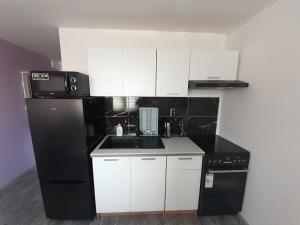 Kuchyňa alebo kuchynka v ubytovaní Apartmán LauMar 3