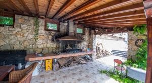 eine Außenküche mit Herd und Steinmauer in der Unterkunft Gorgeous Hideout in Mostar