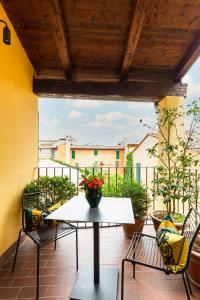 un patio con tavolo e sedie sul balcone. di Hotel Porta San Mamolo a Bologna