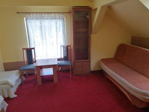 sypialnia z łóżkiem, stołem i oknem w obiekcie Domek 8 osobowy PORTOWA PRZYSTAŃ 150m od plaży w mieście Mrzeżyno