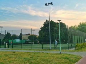 Tenis alebo squash v ubytovaní Pokoje przy Arkadii alebo jeho okolí