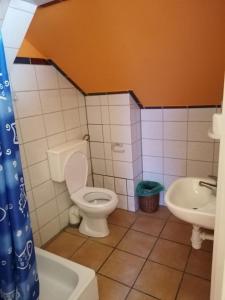 łazienka z toaletą i umywalką w obiekcie Domek 8 osobowy PORTOWA PRZYSTAŃ 150m od plaży w mieście Mrzeżyno