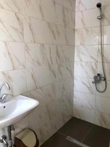 Koupelna v ubytování House Skoko