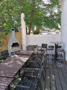 a group of chairs and tables on a patio at Domek 8 osobowy PORTOWA PRZYSTAŃ 150m od plaży in Mrzeżyno