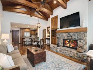 Un lugar para sentarse en Arrowhead Village Condo - 206 Seasons Lodge