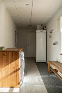 een keuken met een koelkast en een tafel in een kamer bij Kunderi 16 Holiday House in Rakvere