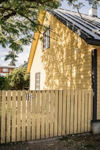 une clôture en bois devant une maison dans l'établissement Kunderi 16 Holiday House, à Rakvere