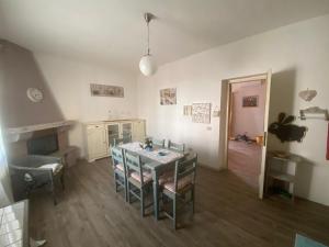 a dining room with a table and chairs at Gerani Quadrilocale in San Teodoro