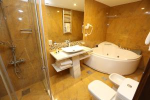 Koupelna v ubytování Delora Hotel and Suites