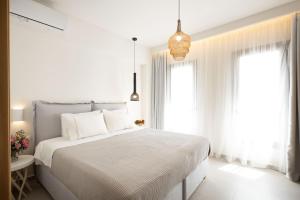 Postel nebo postele na pokoji v ubytování Μuses Suites