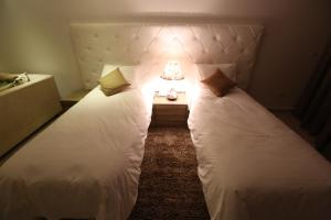 Postel nebo postele na pokoji v ubytování Delora Hotel and Suites