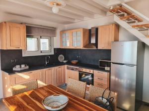 A kitchen or kitchenette at Owl Villas