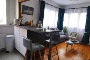 Η κουζίνα ή μικρή κουζίνα στο Appartement COSY - HYPER CENTRE du Havre +12 φωτογραφίες