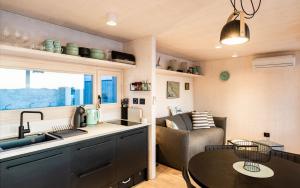 Kuchyň nebo kuchyňský kout v ubytování Buqez Resort Villa 46