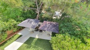 an overhead view of a table with two umbrellas at Holiday Home Darko in Novalja