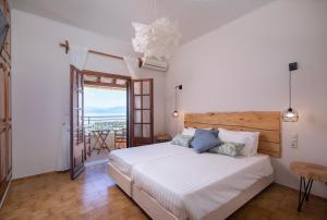 een slaapkamer met een bed en een balkon bij Giorgos apartments in Dassia