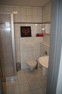 ein Bad mit einem WC und einem Waschbecken in der Unterkunft Ferienwohnung An der Stadtmauer in Dettelbach