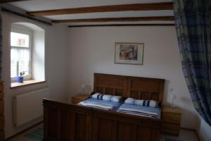 Schlafzimmer mit einem Bett und einem Fenster in der Unterkunft Ferienwohnung An der Stadtmauer in Dettelbach