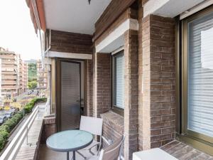 d'un balcon avec une table, des chaises et une fenêtre. dans l'établissement Click&Flat Xoriguer, à Barcelone