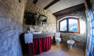 Bathroom sa Fortaleza Medieval La Manyosa