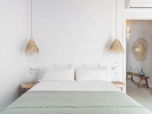 A bed or beds in a room at S'Enclova Petit Hotel