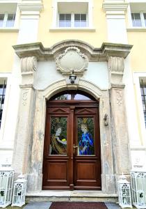 um edifício com uma porta de madeira com vitrais em Pałac Henryków em Szprotawa