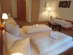Postel nebo postele na pokoji v ubytování Hotel - Gasthof Erber