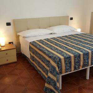 A bed or beds in a room at Appartamento 6 posti, con balconi vista mare