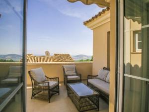 een balkon met stoelen, een bank en een tafel bij VILLA SIERRA CORTINA VISTAS AL MAR in Alicante