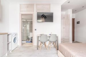 - une chambre avec un lit, une table et deux chaises dans l'établissement The Holiday Studio, à Agios Nikolaos