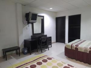 Televízia a/alebo spoločenská miestnosť v ubytovaní Hotel y Restaurante Ritz de Tabasco