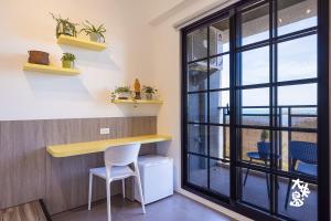 馬公市的住宿－大央島海景休閒民宿，厨房设有黄色的柜台和窗户。