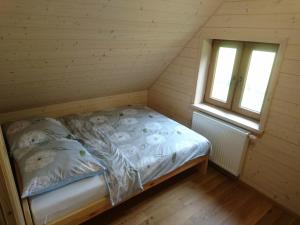 Ένα ή περισσότερα κρεβάτια σε δωμάτιο στο Mazurska Chatka Puchatka