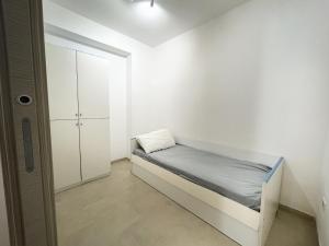テッラジーニにあるLe Casette di Mammaの小さなベッドルーム(ベッド1台、クローゼット付)