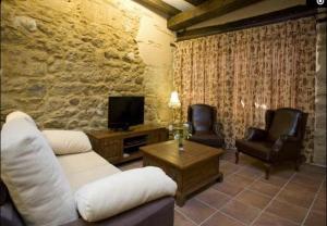 A television and/or entertainment centre at Rincón de San Cayetano