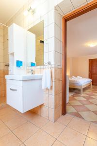 A bathroom at Varázskő Apartman Gyula