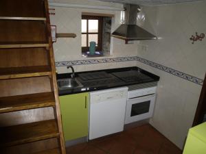 una piccola cucina con piano cottura e lavandino di Casa Lausus a Lousã