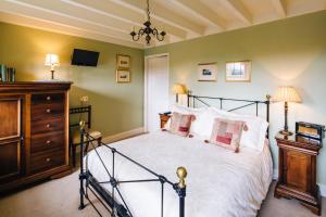 A bed or beds in a room at Duke Of Wellington Inn 