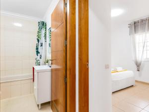 La salle de bains est pourvue d'un lavabo et de toilettes. dans l'établissement B18 Stunning Tajinaste en Los Abrigos, à Los Abrigos
