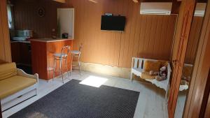 Habitación con cuna, mesa y cocina en BpR P3 Lodge Apartment with A/C, en Budapest