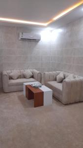 Ein Sitzbereich in der Unterkunft شقق لارا للوحدات السكنية