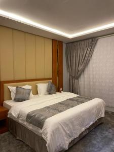 Ein Bett oder Betten in einem Zimmer der Unterkunft شقق لارا للوحدات السكنية