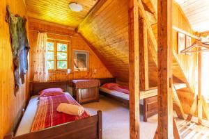 洛奇納波德克利納夫岑的住宿－Chata Kalahari Klínovec，小木屋内一间卧室,配有两张床